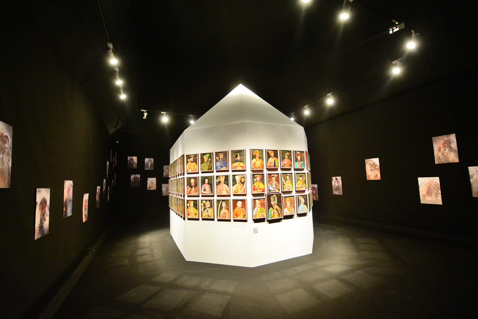 Tárlatvezetés A Döntés kiállításon a Csók István Képtárban